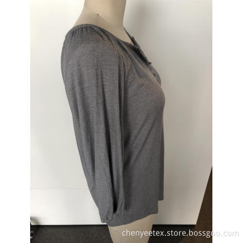 Long sleeves with v-neck and small buttons
